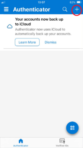 Captura de tela do aplicativo Microsoft Authenticator mostrando como adicionar uma conta com o símbolo “+” destacado, localizado no canto superior direito