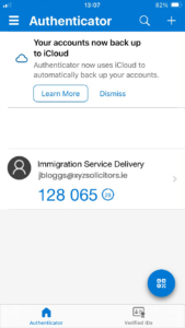 Uma terceira captura de tela do aplicativo MS Authenticator exibindo o código de autenticação de seis dígitos